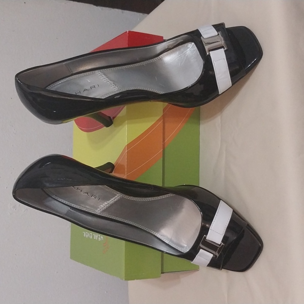 TAHARI PATIENT pee toe LEATHER HEELS.